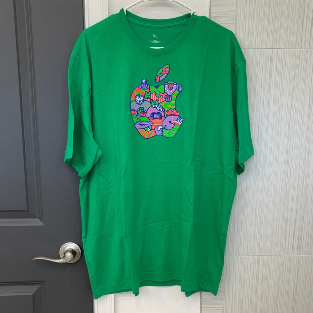 NWOT APPLE/MAC Green Graphic T-Shirt with Colorful Design